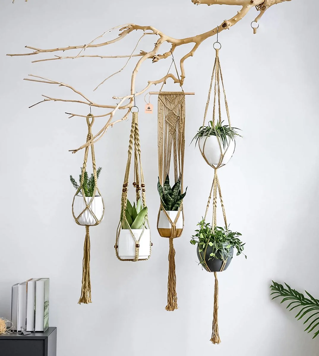 Mycramé 4 Stuks Luxe Jute Plantenhangers - Boho Handgeweven Katoen Hangpot Voor Binnen/Buiten - Hangende Bloempot Met Kralen - Macramé Touw/Koord Hangplant Houder - Bohemian Wandhanger Decoratie - Plant Hanger - Verticale Tuin Bloempothouder Planthanger 2 Mycramé 4 Stuks Luxe Jute Plantenhangers - Boho Handgeweven Katoen Hangpot Voor Binnen/Buiten - Hangende Bloempot Met Kralen - Macramé Touw/Koord Hangplant Houder - Bohemian Wandhanger Decoratie - Plant Hanger - Verticale Tuin Bloempothouder Planthanger - Afbeelding 2