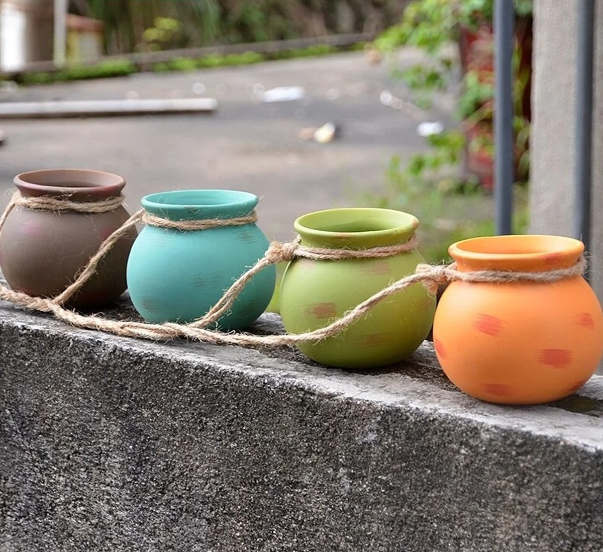 Spieringstore® Plantenhangers - 4 Bloempotjes Aan Een Touw - Hangpotten Voor Binnen En Buiten - Hangpot Schutting - 4 Kleuren Incl. Touw 4 Spieringstore® Plantenhangers - 4 Bloempotjes Aan Een Touw - Hangpotten Voor Binnen En Buiten - Hangpot Schutting - 4 Kleuren Incl. Touw - Afbeelding 4