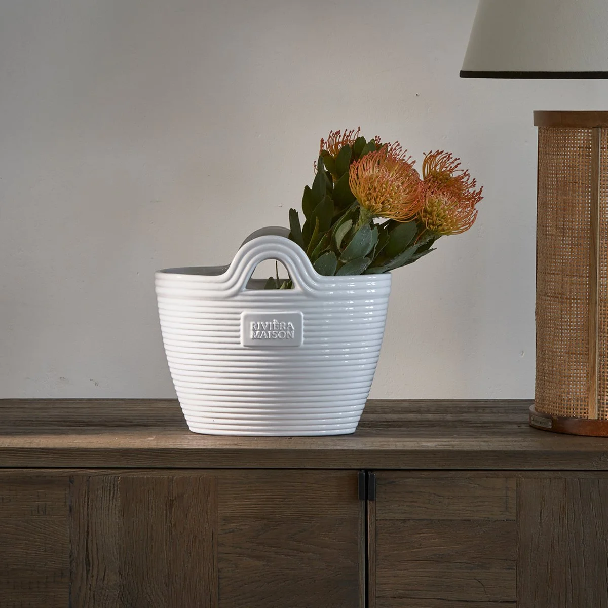 Riviera Maison Plantenbak Met Handvaten, Bloempot In Tas Vorm - RM Beach Bag Planter - Wit - Porselein 2 Riviera Maison Plantenbak Met Handvaten, Bloempot In Tas Vorm - RM Beach Bag Planter - Wit - Porselein - Afbeelding 2