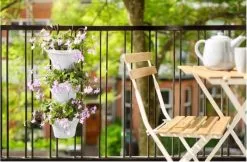 Elho Corsica Vertical Forest 24 - Bloempot Voor Balkonbuiten - Ø 26.7 X H 29.7 Cm - Wit/Wit -Bloempotten Verkoop 1200x789