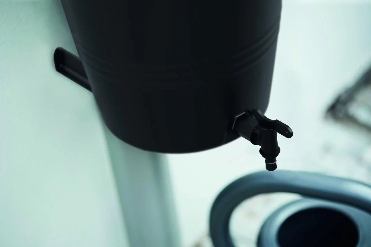 Elho Green Basics Rain Catcher 33 - Regenton Voor Balkonbuiten - Ø 33.5 X H 73.5 Cm - Zwart/Living Black 4 Elho Green Basics Rain Catcher 33 - Regenton Voor Balkonbuiten - Ø 33.5 X H 73.5 Cm - Zwart/Living Black - Afbeelding 4