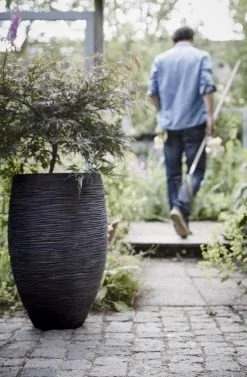 Capi Europe - Vaas Elegant Deluxe Rib NL - 56x84 - Zwart - Voor Binnen En Buiten - KBLR1132 -Bloempotten Verkoop 786x1200
