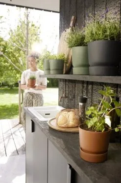 Elho Greenville Rond 30 - Grote Bloempot Voor Buiten - Gemaakt Van Gereycled Plastic - Ø 29.5 X H 27.8 Cm - Living Black 14 Elho Greenville Rond 30 - Grote Bloempot Voor Buiten - Gemaakt Van Gereycled Plastic - Ø 29.5 X H 27.8 Cm - Living Black -Bloempotten Verkoop 800x1200 11