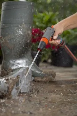 GARDENA - Comfort Reinigingsbroes - Spuitpistool - Traploos Instelbaar -Bloempotten Verkoop 800x1200 122