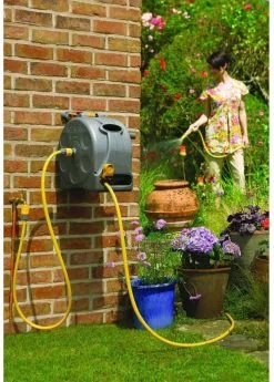 Hozelock Compact Enclosed Reel 2 In 1 - 25 Meter - Slangbox En Muurhaspel In één - Grijs -Bloempotten Verkoop 858x1200 2